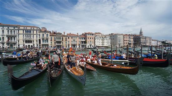 6月21日，威尼斯运河上的贡多拉船 Anteo Marinoni/LaPresse via AP